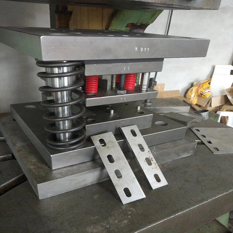 连续冲压模具与精密模具制造技术的应用与发展